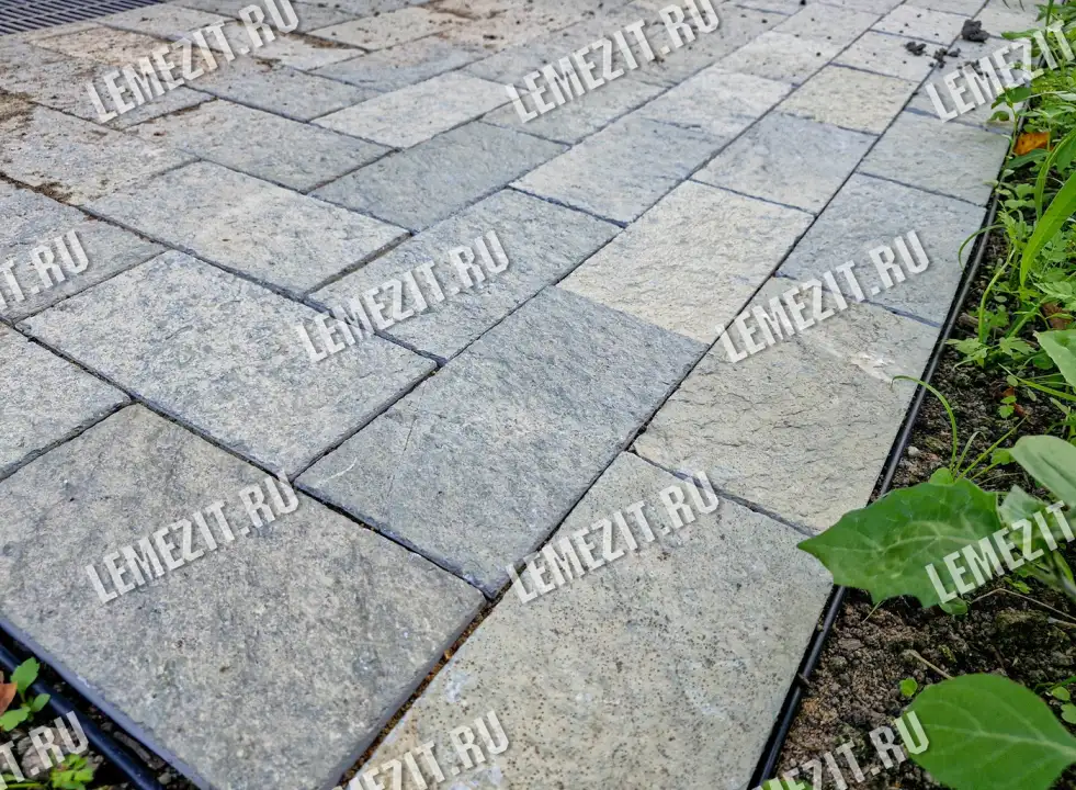 мощение отмоски дома серо-зелёной пиленой брусчаткой из камня лемезита